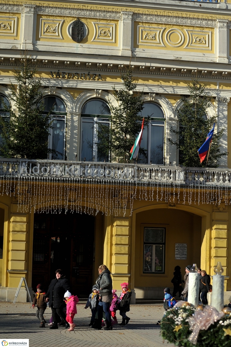 Gyerekek az adventi forgatagban - fotó Szarka Lajos