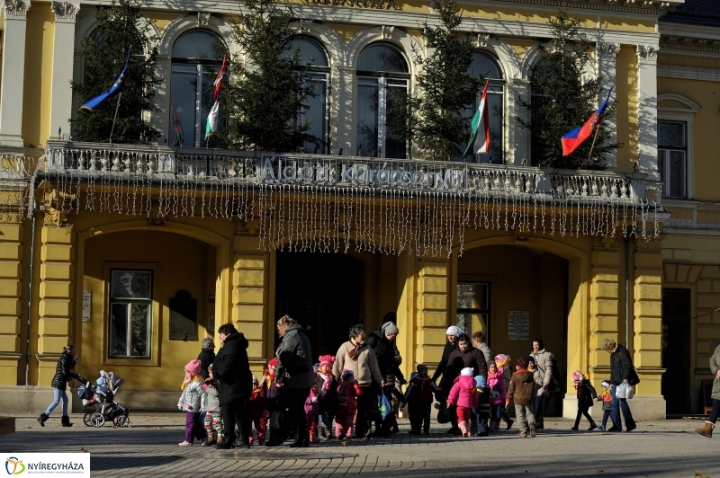 Gyerekek az adventi forgatagban - fotó Szarka Lajos