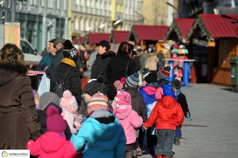 Gyerekek az adventi forgatagban - fotó Szarka Lajos