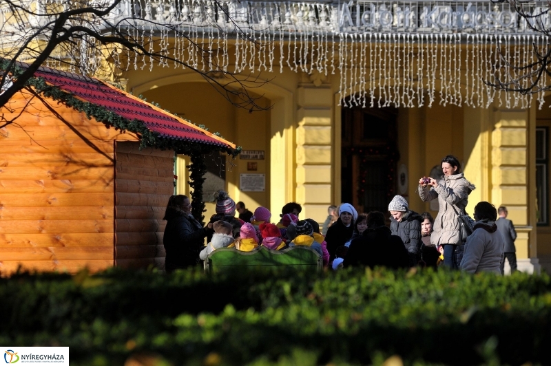 Gyerekek az adventi forgatagban - fotó Szarka Lajos