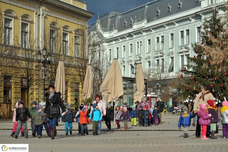 Gyerekek az adventi forgatagban - fotó Szarka Lajos