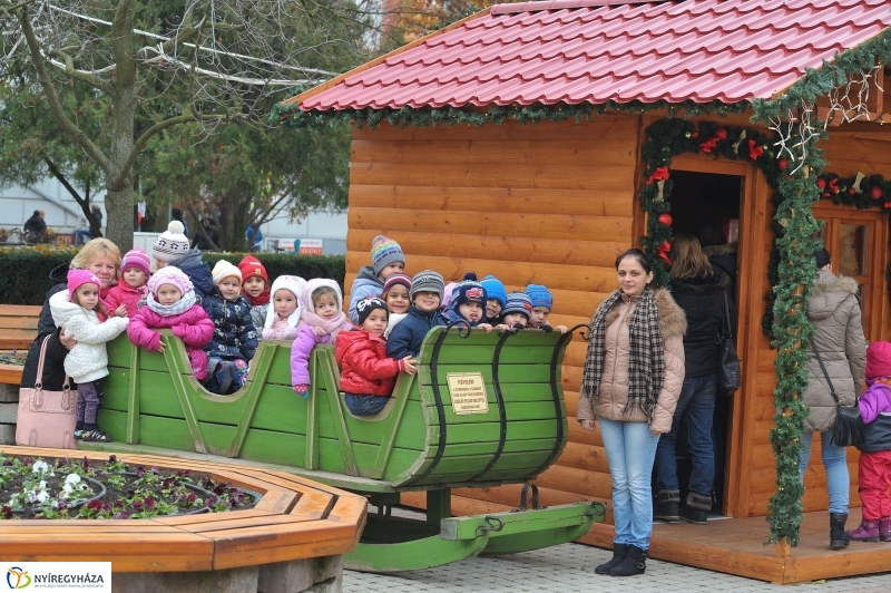 Gyerekek az adventi forgatagban - fotó Szarka Lajos