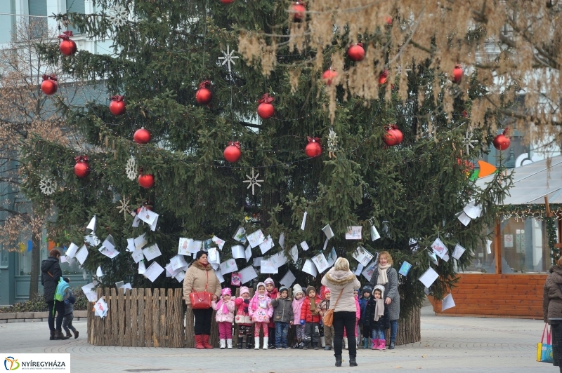 Gyerekek az adventi forgatagban - fotó Szarka Lajos