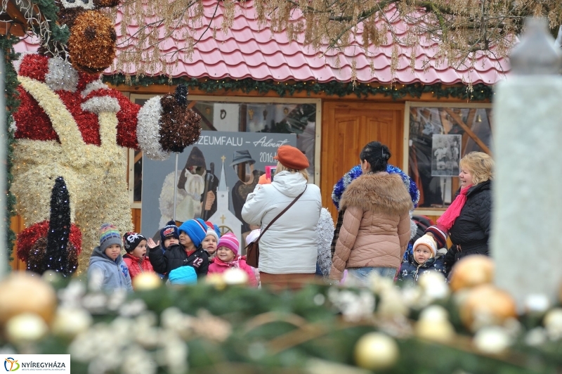 Gyerekek az adventi forgatagban - fotó Szarka Lajos