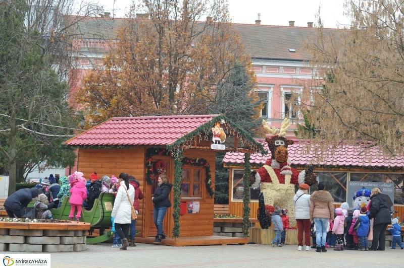 Gyerekek az adventi forgatagban - fotó Szarka Lajos
