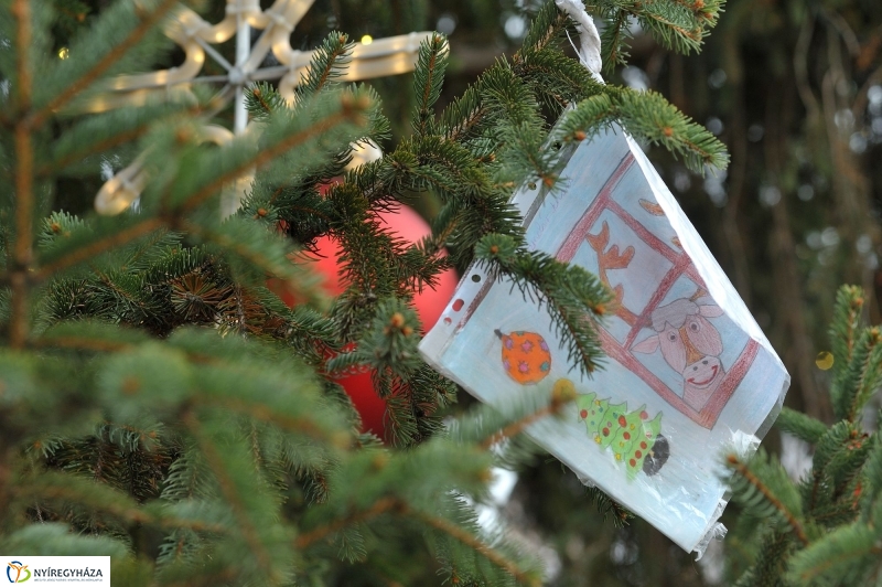 Gyerekek az adventi forgatagban - fotó Szarka Lajos