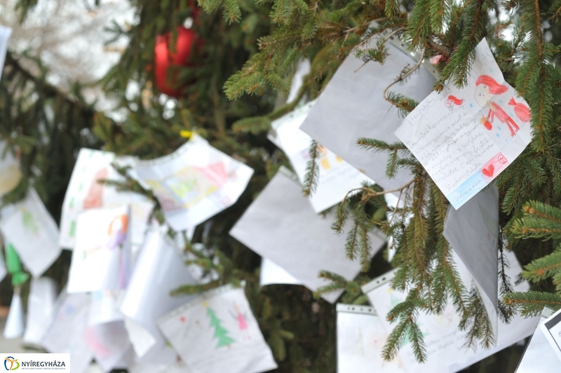 Gyerekek az adventi forgatagban - fotó Szarka Lajos