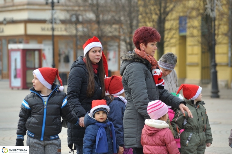 Gyerekek az adventi forgatagban - fotó Szarka Lajos