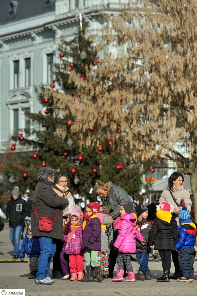Gyerekek az adventi forgatagban - fotó Szarka Lajos