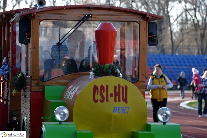 Napsütéses mikulásfutás a stadionban