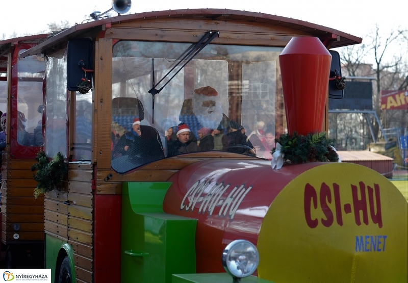 Napsütéses mikulásfutás a stadionban