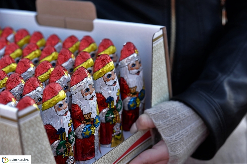 Napsütéses mikulásfutás a stadionban