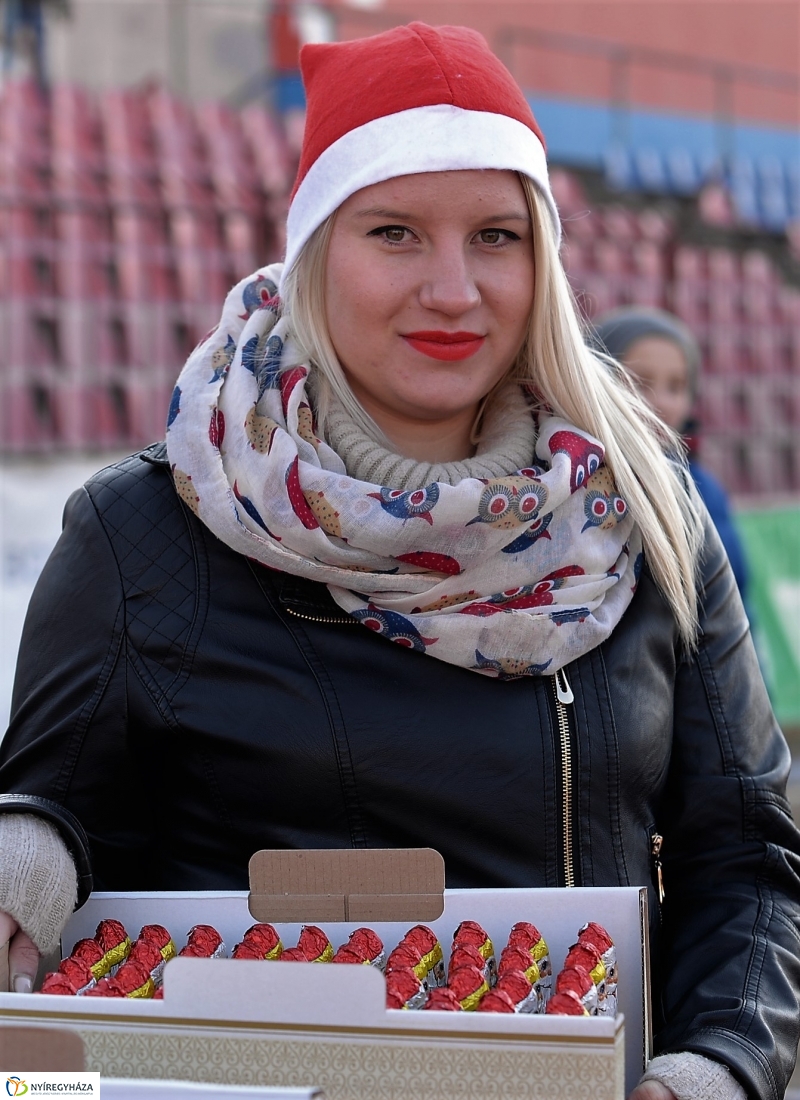 Napsütéses mikulásfutás a stadionban