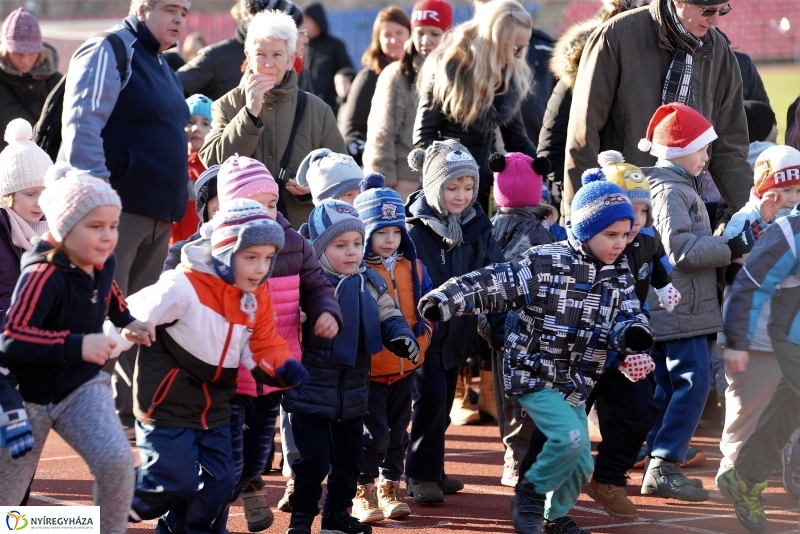 Napsütéses mikulásfutás a stadionban