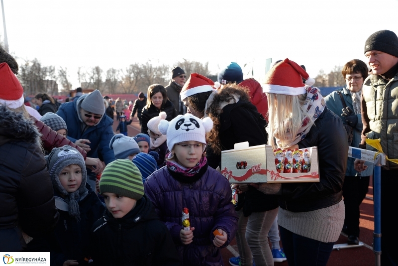 Napsütéses mikulásfutás a stadionban