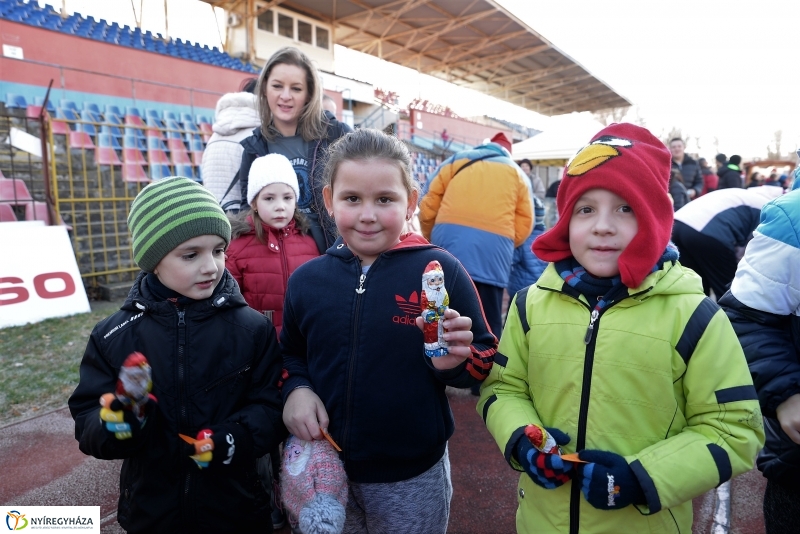 Napsütéses mikulásfutás a stadionban