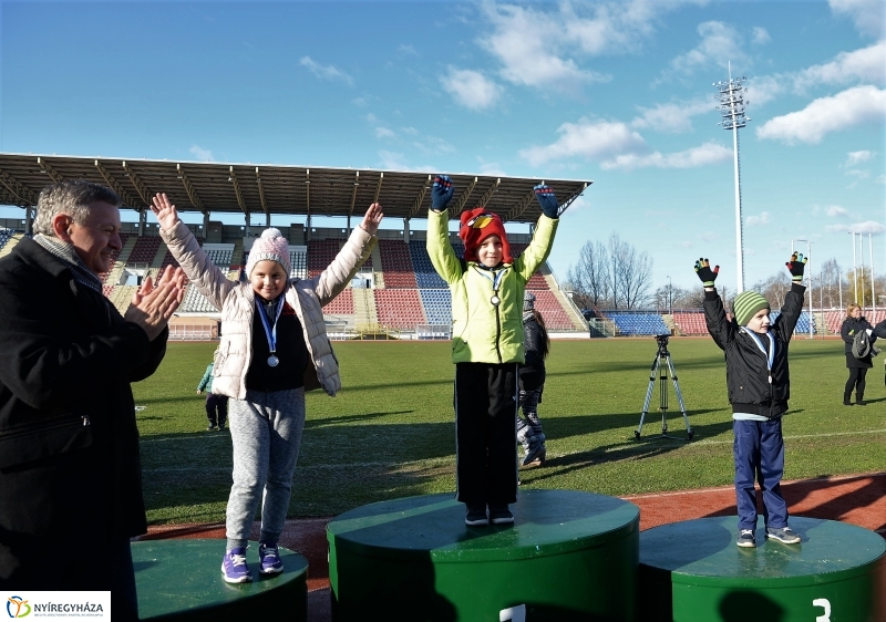 Napsütéses mikulásfutás a stadionban