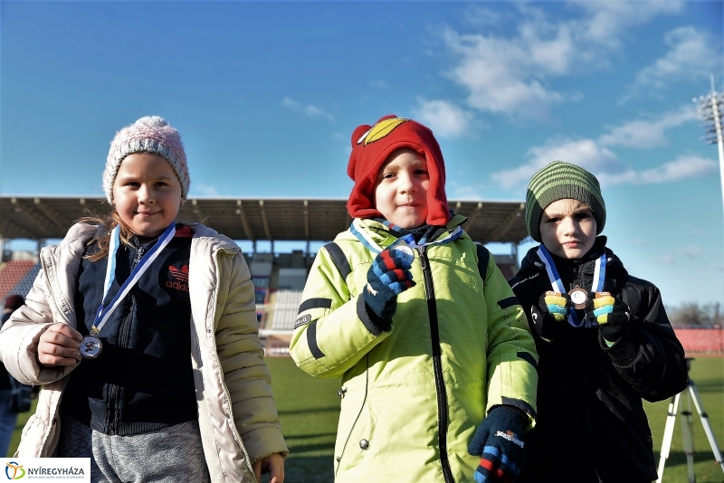 Napsütéses mikulásfutás a stadionban