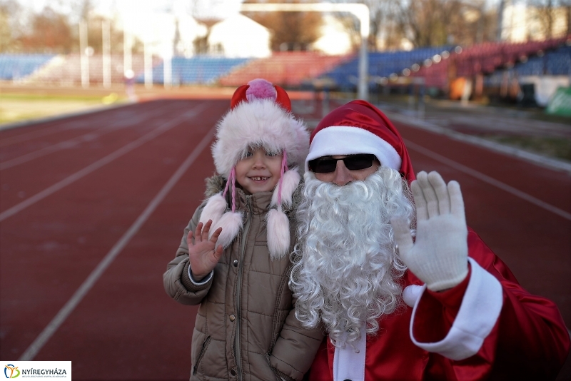 Napsütéses mikulásfutás a stadionban
