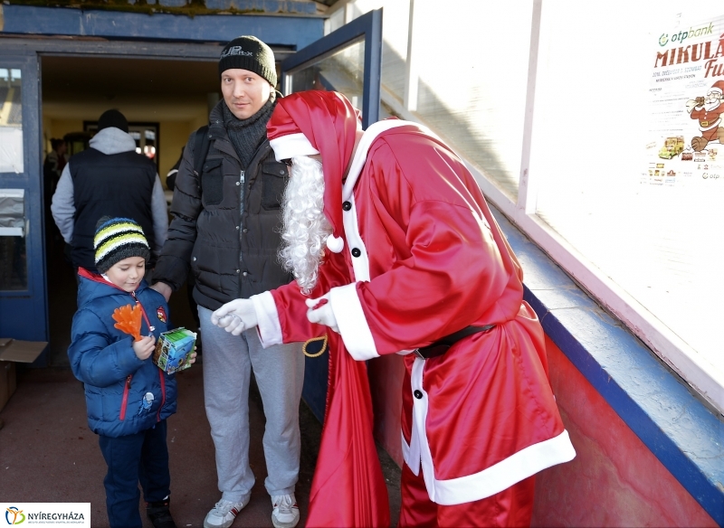 Napsütéses mikulásfutás a stadionban