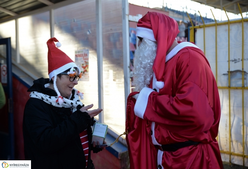 Napsütéses mikulásfutás a stadionban