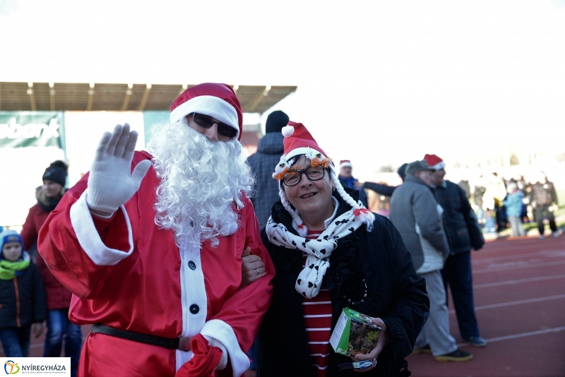 Napsütéses mikulásfutás a stadionban