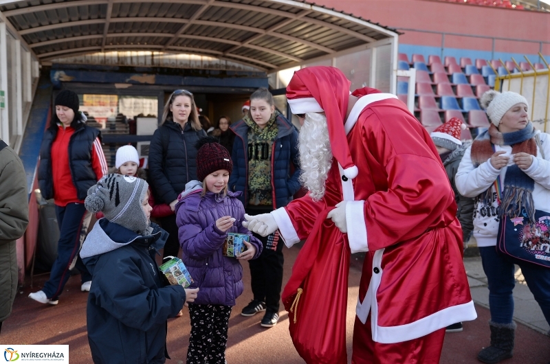 Napsütéses mikulásfutás a stadionban