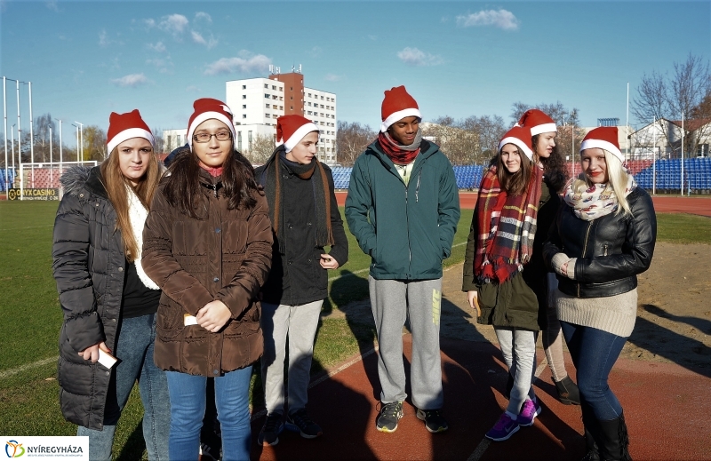 Napsütéses mikulásfutás a stadionban