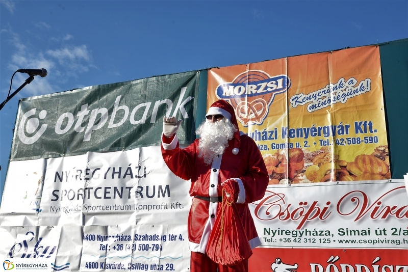Napsütéses mikulásfutás a stadionban