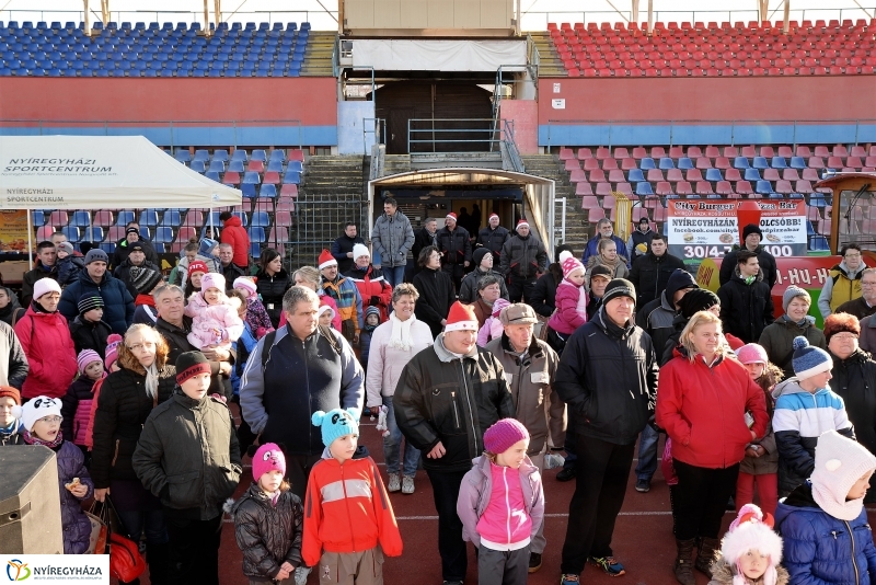 Napsütéses mikulásfutás a stadionban