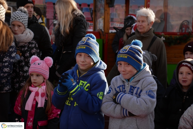 Napsütéses mikulásfutás a stadionban