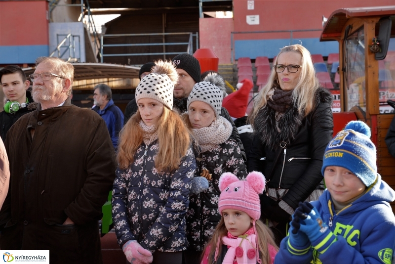 Napsütéses mikulásfutás a stadionban