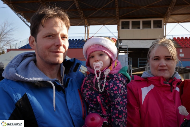 Napsütéses mikulásfutás a stadionban