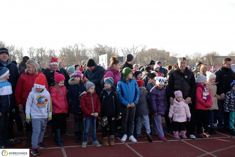 Napsütéses mikulásfutás a stadionban