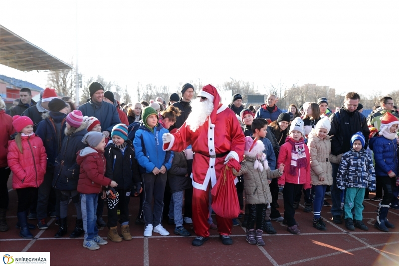Napsütéses mikulásfutás a stadionban
