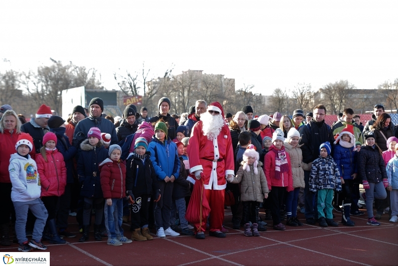 Napsütéses mikulásfutás a stadionban