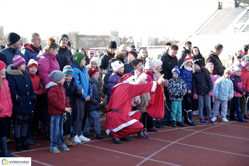 Napsütéses mikulásfutás a stadionban