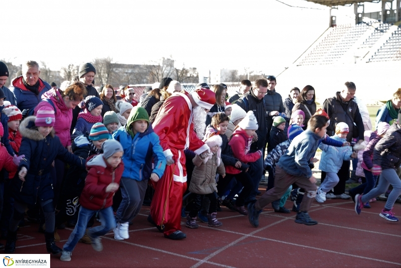 Napsütéses mikulásfutás a stadionban
