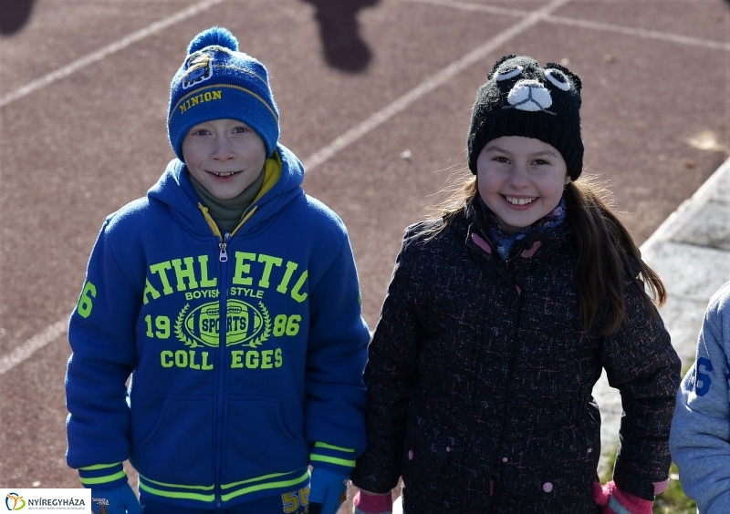 Napsütéses mikulásfutás a stadionban