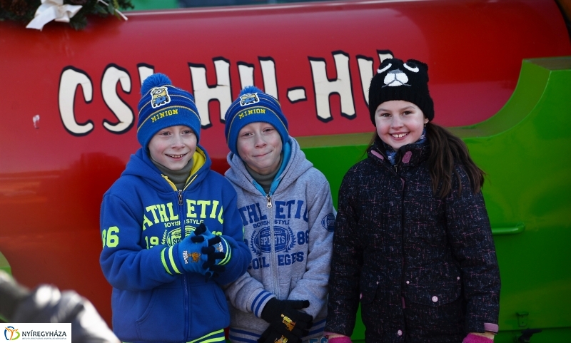 Napsütéses mikulásfutás a stadionban