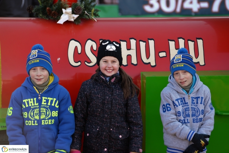 Napsütéses mikulásfutás a stadionban