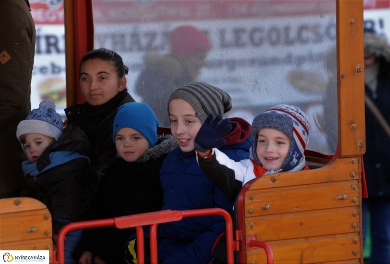 Napsütéses mikulásfutás a stadionban