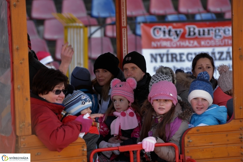 Napsütéses mikulásfutás a stadionban