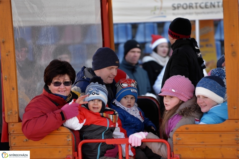 Napsütéses mikulásfutás a stadionban