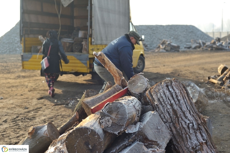 Tüzifa rászorulóknak - fotó Szarka Lajos