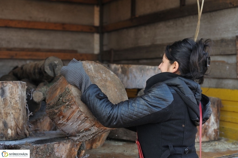 Tüzifa rászorulóknak - fotó Szarka Lajos