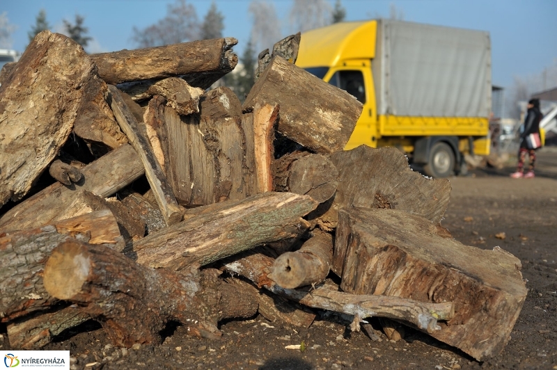 Tüzifa rászorulóknak - fotó Szarka Lajos