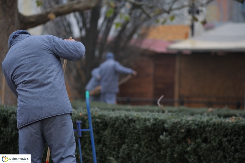 Várost szépítenek a fogvatartottak - fotó Szarka Lajos