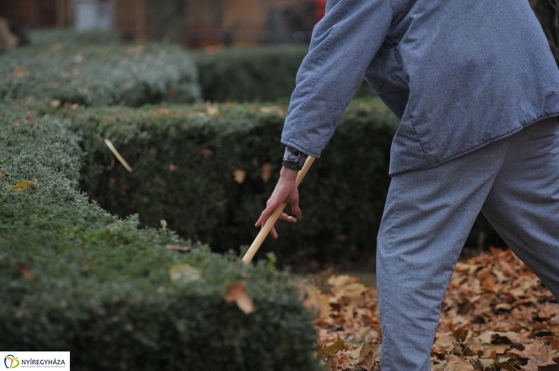 Várost szépítenek a fogvatartottak - fotó Szarka Lajos