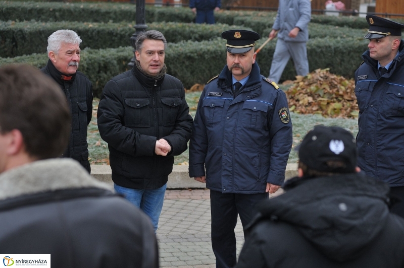 Várost szépítenek a fogvatartottak - fotó Szarka Lajos